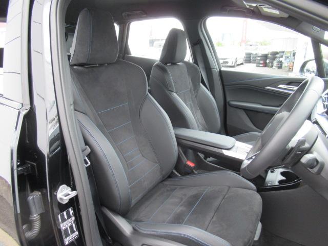 運転席メモリー付きフロント電動シート装備。