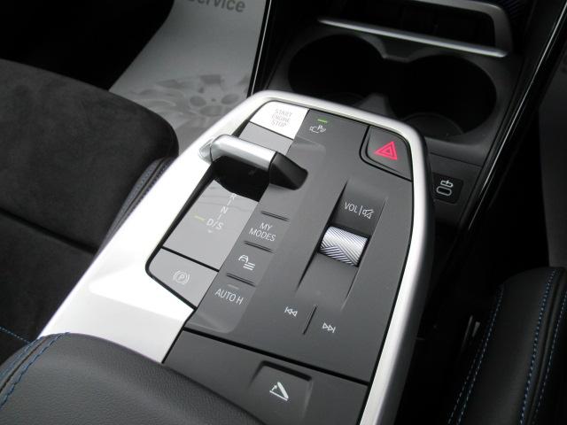 新たにスイッチ式のセレクトレバーを採用。