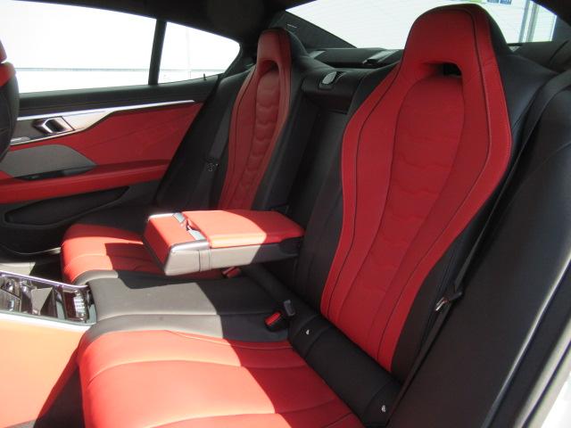 8シリーズ 840d xDrive グランクーペ Mスポーツ 赤/黒レザーシート/19インチホイール/全方位カメラ/純正TVチューナー/ベンチレーションシート/シートヒーター(31枚目)