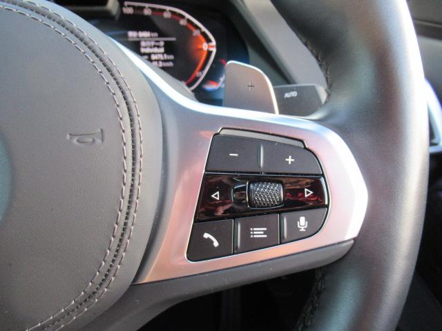 ステアリングスイッチにてオーディオやハンズフリー電話など操作が可能です。目線を動かさず操作可能です。