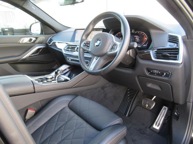 運転席メモリー付きフロント電動シート装備。