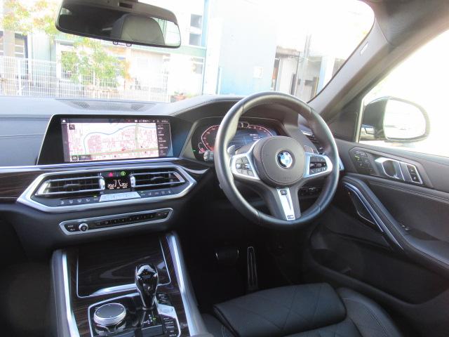 雰囲気のあるインパネ周りです。各スイッチも操作しやすい配慮がなされております。