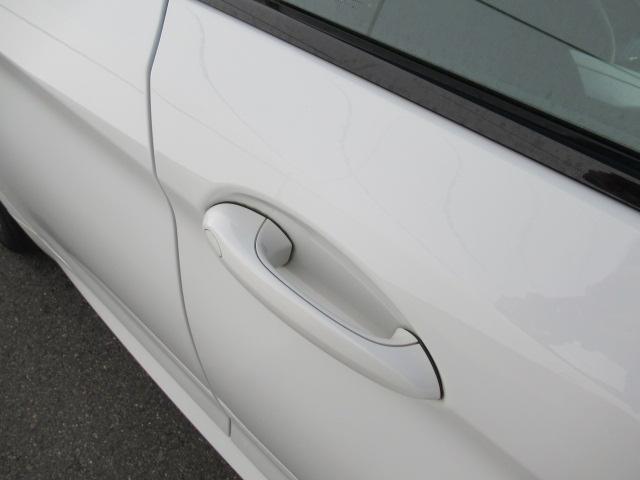 コンフォートアクセス装備です。ドアハンドルに触れてドアの開閉が可能です。