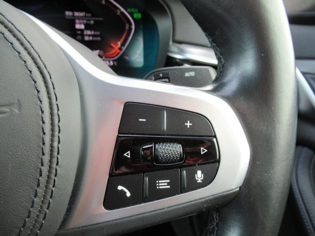 ステアリングスイッチにてオーディオやハンズフリー電話など操作が可能です。目線を動かさず操作可能です。