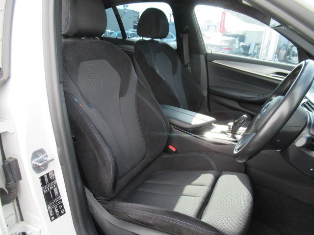 運転席メモリー付きフロント電動シート装備。