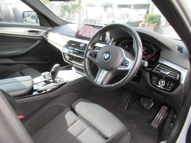 弊社整備工場にて、３６０°納車前点検を実施。エンジン、トランスミッション、サスペンションはもちろんのこと、マフラーやエアコンなどの電気系統やコンピュータ・システムなどを詳細に点検します。