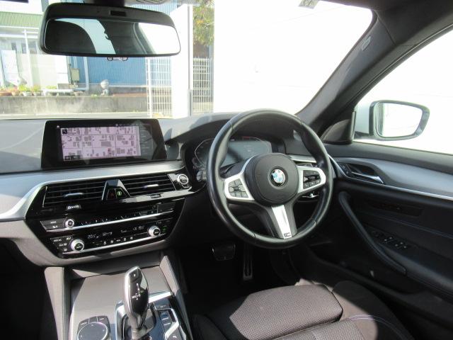 雰囲気のあるインパネ周りです。各スイッチも操作しやすい配慮がなされております。