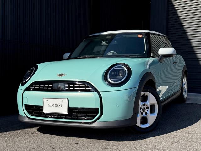 MINI クーパーC クラシック・トリム 16AW クラシックトリム 純正ナビ バックカメラ シートヒーター パーキングアシスト コンフォートアクセス デモカー使用 禁煙(4枚目)