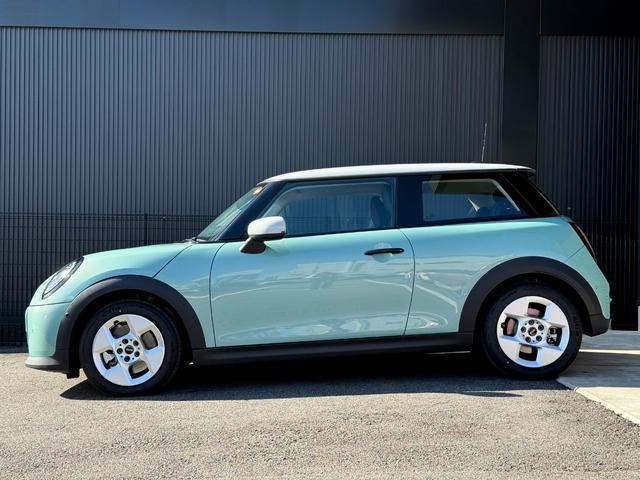 MINI クーパーC クラシック・トリム 16AW クラシックトリム 純正ナビ バックカメラ シートヒーター パーキングアシスト コンフォートアクセス デモカー使用 禁煙(11枚目)