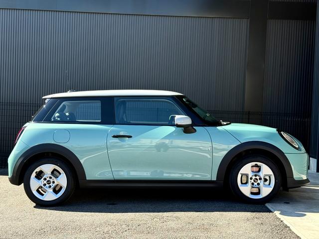 MINI クーパーC クラシック・トリム 16AW クラシックトリム 純正ナビ バックカメラ シートヒーター パーキングアシスト コンフォートアクセス デモカー使用 禁煙(19枚目)