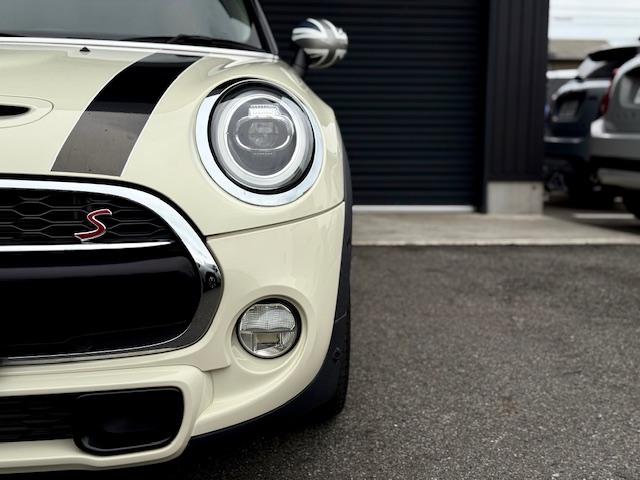 MINI クーパーS 17AW ペッパーホワイト モルトブラウンレザーシート クーパーS Bカメラ+PDC シートヒーター ACC LEDヘッドライト ワンオーナー 禁煙 認定中古車(8枚目)