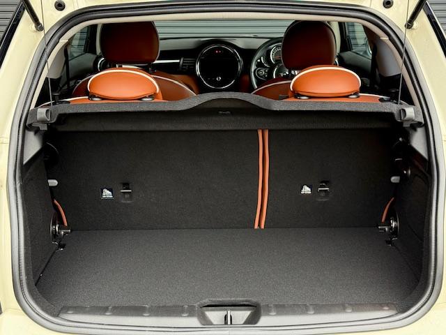 MINI クーパーS 17AW ペッパーホワイト モルトブラウンレザーシート クーパーS Bカメラ+PDC シートヒーター ACC LEDヘッドライト ワンオーナー 禁煙 認定中古車(13枚目)