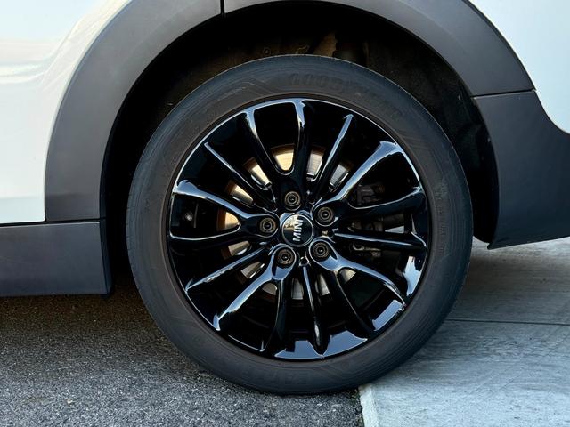 ＭＩＮＩ クーパーＤ　クラブマン　クラシック・トリム　１７ＡＷ　ホワイトシルバー　純ナビ　クルーズコントロール　Ｂカメラ＋前後ＰＤＣ　ＬＥＤヘッドライト　シートヒーター　スポーツシート　ディーゼル　ワンオーナー　禁煙　認定中古車　２年保証（28枚目）