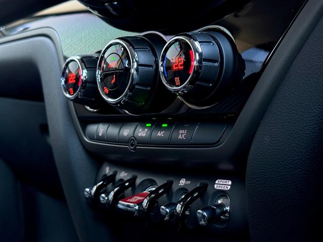 ＭＩＮＩ クーパーＤ　クロスオーバー　クラシック・トリム　１８ＡＷ　ホワイトシルバー　純ナビ　電動リアゲート　ＡＣＣ　Ｂカメラ＋前後ＰＤＣ　スポーツシート　ＬＥＤ　ディーゼル　スポーツシート　禁煙　ワンオーナー　認定中古車　２年保証（38枚目）