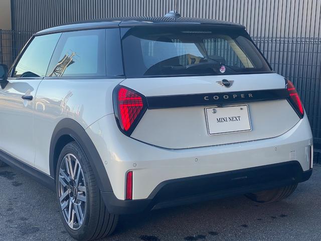 ＭＩＮＩ クーパーＣ　クラシック・トリム　１７ＡＷ　クラシックトリム　ＬＥＤヘッドライトオートハイビーム　バックカメラ＋ＰＤＣ　アシストブレーキ　ブラインドスポットモニター　ハンドルヒーター　シートヒーター　ＡＣＣ　ワンオーナー禁煙　２年保証（9枚目）
