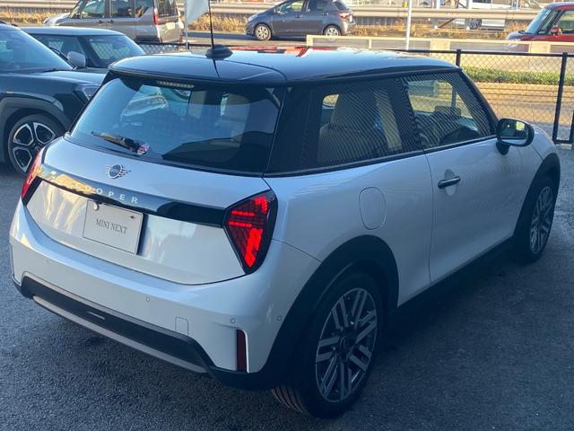 ＭＩＮＩ クーパーＣ　クラシック・トリム　１７ＡＷ　クラシックトリム　ＬＥＤヘッドライトオートハイビーム　バックカメラ＋ＰＤＣ　アシストブレーキ　ブラインドスポットモニター　ハンドルヒーター　シートヒーター　ＡＣＣ　ワンオーナー禁煙　２年保証（10枚目）