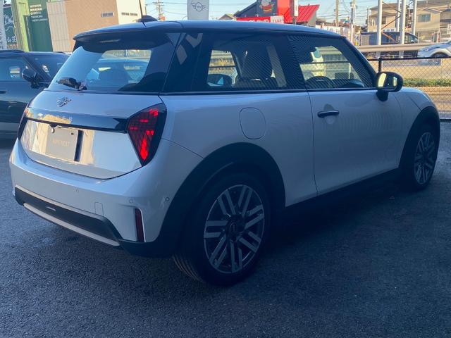 ＭＩＮＩ クーパーＣ　クラシック・トリム　１７ＡＷ　クラシックトリム　ＬＥＤヘッドライトオートハイビーム　バックカメラ＋ＰＤＣ　アシストブレーキ　ブラインドスポットモニター　ハンドルヒーター　シートヒーター　ＡＣＣ　ワンオーナー禁煙　２年保証（11枚目）