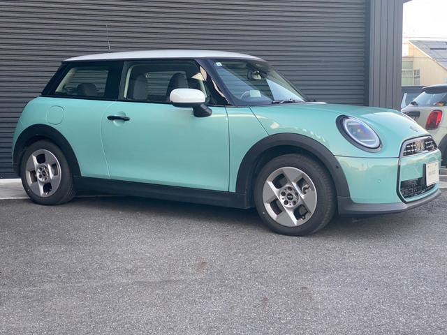 ＭＩＮＩ クーパーＣ　クラシック・トリム　１６ＡＷ　クラシックトリム　ＡＣＣ　ドライバーアシストプラス　オーシャンウェーブグリーン　シートヒーター　ハンドルヒーター　弊社使用レンタアップ　禁煙　　認定中古車（6枚目）