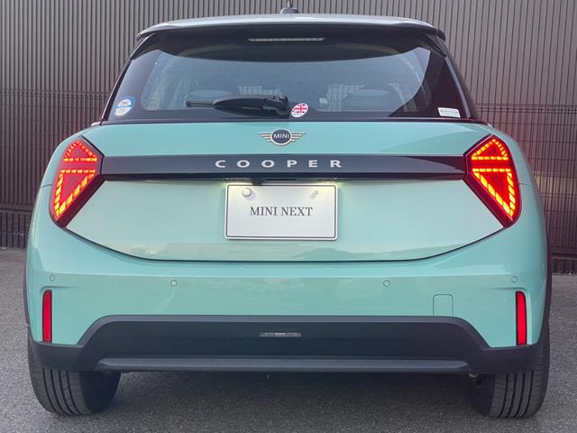 ＭＩＮＩ クーパーＣ　クラシック・トリム　１６ＡＷ　クラシックトリム　ＡＣＣ　ドライバーアシストプラス　オーシャンウェーブグリーン　シートヒーター　ハンドルヒーター　弊社使用レンタアップ　禁煙　　認定中古車（10枚目）