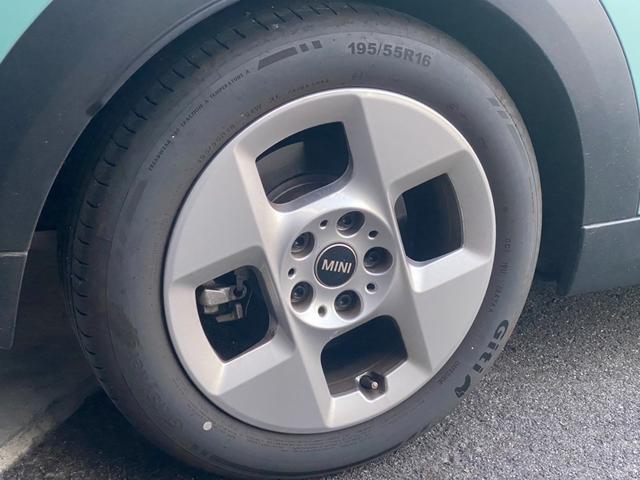 ＭＩＮＩ クーパーＣ　クラシック・トリム　１６ＡＷ　クラシックトリム　ＡＣＣ　ドライバーアシストプラス　オーシャンウェーブグリーン　シートヒーター　ハンドルヒーター　弊社使用レンタアップ　禁煙　　認定中古車（13枚目）