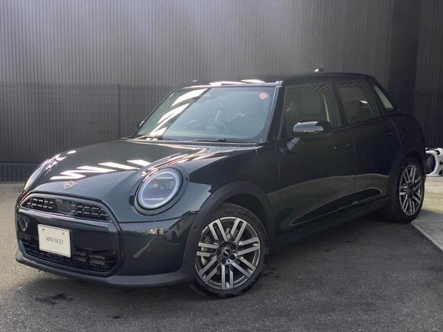 ＭＩＮＩ クーパーＣ　クラシック・トリム　１７ＡＷ　レジェンドグレー　ＡＣＣ　ドライバーアシストプラス　シートヒーター　ハンドルヒーター　ＬＥＤヘッドライト　オートハイビーム　禁煙　弊社使用レンタアップ　認定中高車（4枚目）