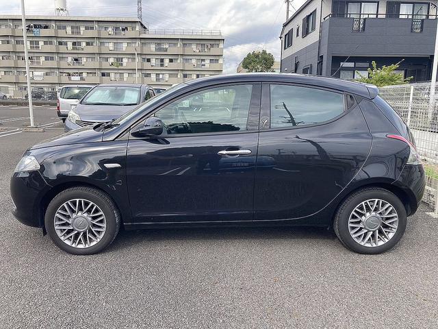 クライスラー・イプシロン ゴールド　走行４９０００ｋｍ・ミラー型前後ドライブレコーダー・カロッツェリアナビ・ＥＴＣ（4枚目）