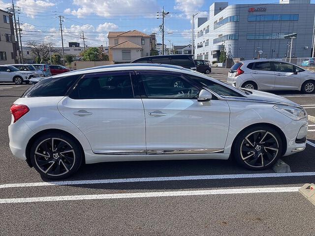 DS5 ホワイトメロディ 60台限定特別仕様車・ガラスルーフ・白×黒レザーシート・ETC・バックカメラ・プッシュスタート・純正19インチAW(7枚目)