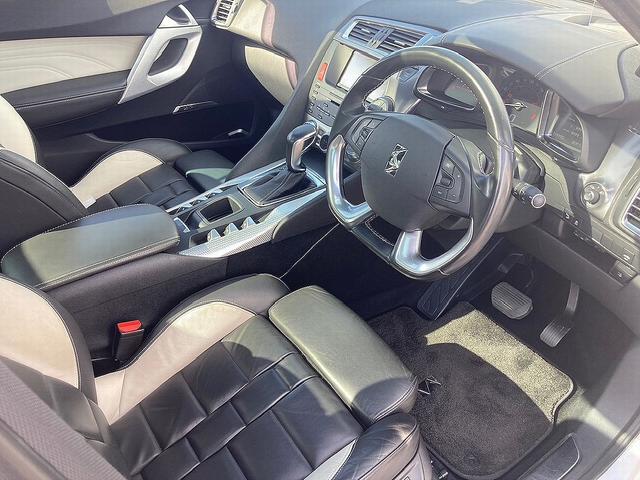 DS5 ホワイトメロディ 60台限定特別仕様車・ガラスルーフ・白×黒レザーシート・ETC・バックカメラ・プッシュスタート・純正19インチAW(10枚目)