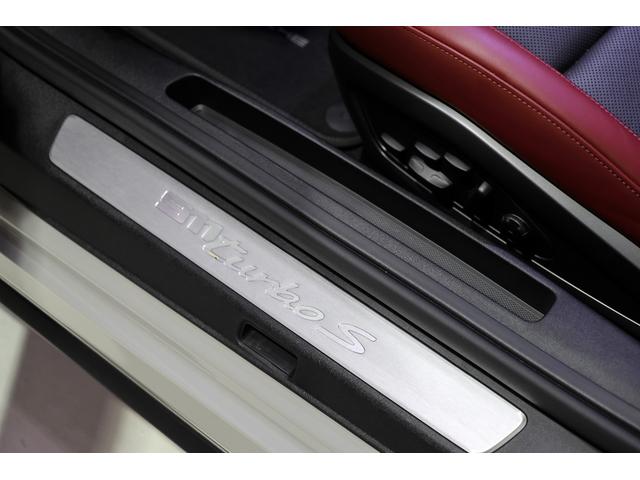 911 911ターボS カブリオレ スポーツエグゾーストシステム LEDマトリックスヘッドライトブラック ヒーター付きGTスポーツステアリングホイール レーンチェンジアシスト ポルシェロゴブラックペイント仕上げ ストレージパッケージ(26枚目)