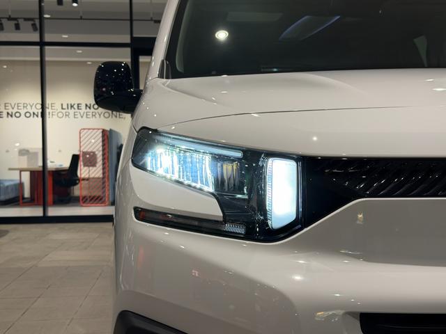 ベルランゴ マックス ブルーHDi XTR ローンチエディション 新車保証継承/LEDヘッドライト/ハンドルヒーター/AAC/アップルカープレイ・アンドロイドオート/アダプティブクルーズコントロール/オートマチックハイビーム/前後クリアランスソナ-/ガラスルーフ(17枚目)