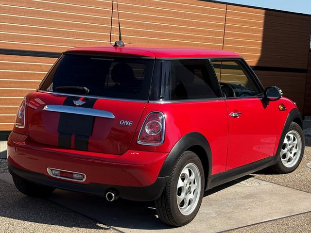 MINI ワン 後期型 車検2年付き 禁煙車 ポータブルナビ 地デジTV(走行中視聴可) CD プライバシーガラス 電動格納ドアミラー ETC フォグライト キーレス スペアキー プッシュスタート 純正アルミホイール(2枚目)