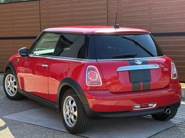 MINI ワン 後期型 車検2年付き 禁煙車 ポータブルナビ 地デジTV(走行中視聴可) CD プライバシーガラス 電動格納ドアミラー ETC フォグライト キーレス スペアキー プッシュスタート 純正アルミホイール(4枚目)