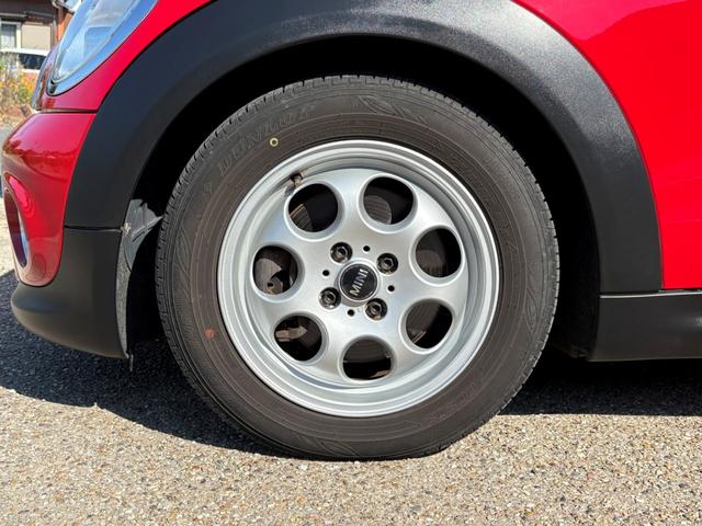 MINI ワン 後期型 車検2年付き 禁煙車 ポータブルナビ 地デジTV(走行中視聴可) CD プライバシーガラス 電動格納ドアミラー ETC フォグライト キーレス スペアキー プッシュスタート 純正アルミホイール(20枚目)