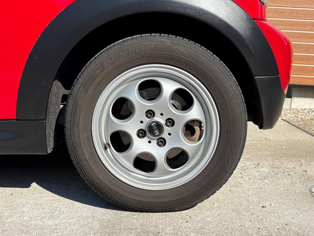 MINI ワン 後期型 車検2年付き 禁煙車 ポータブルナビ 地デジTV(走行中視聴可) CD プライバシーガラス 電動格納ドアミラー ETC フォグライト キーレス スペアキー プッシュスタート 純正アルミホイール(21枚目)