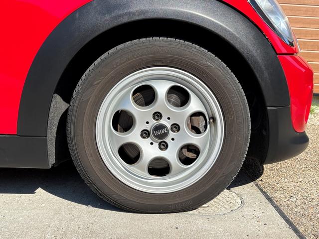 MINI ワン 後期型 車検2年付き 禁煙車 ポータブルナビ 地デジTV(走行中視聴可) CD プライバシーガラス 電動格納ドアミラー ETC フォグライト キーレス スペアキー プッシュスタート 純正アルミホイール(22枚目)