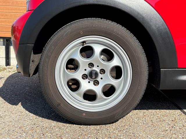 MINI ワン 後期型 車検2年付き 禁煙車 ポータブルナビ 地デジTV(走行中視聴可) CD プライバシーガラス 電動格納ドアミラー ETC フォグライト キーレス スペアキー プッシュスタート 純正アルミホイール(23枚目)