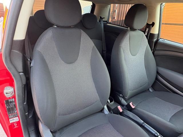 MINI ワン 後期型 車検2年付き 禁煙車 ポータブルナビ 地デジTV(走行中視聴可) CD プライバシーガラス 電動格納ドアミラー ETC フォグライト キーレス スペアキー プッシュスタート 純正アルミホイール(29枚目)