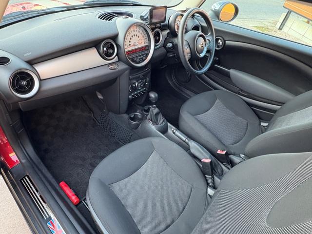 MINI ワン 後期型 車検2年付き 禁煙車 ポータブルナビ 地デジTV(走行中視聴可) CD プライバシーガラス 電動格納ドアミラー ETC フォグライト キーレス スペアキー プッシュスタート 純正アルミホイール(30枚目)