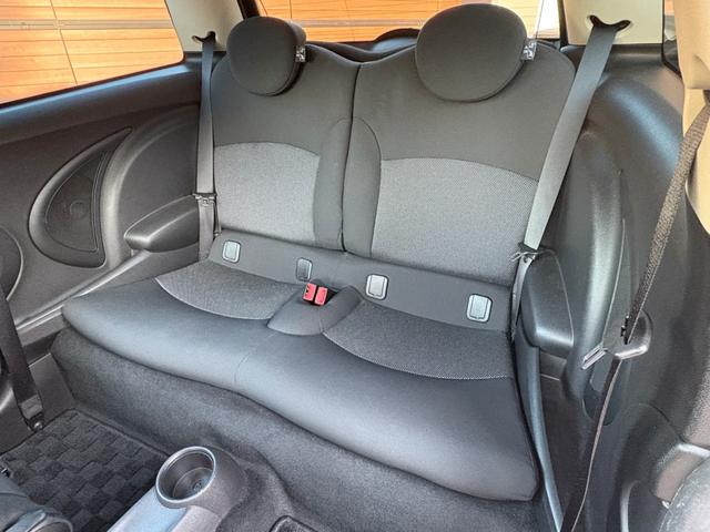 MINI ワン 後期型 車検2年付き 禁煙車 ポータブルナビ 地デジTV(走行中視聴可) CD プライバシーガラス 電動格納ドアミラー ETC フォグライト キーレス スペアキー プッシュスタート 純正アルミホイール(33枚目)