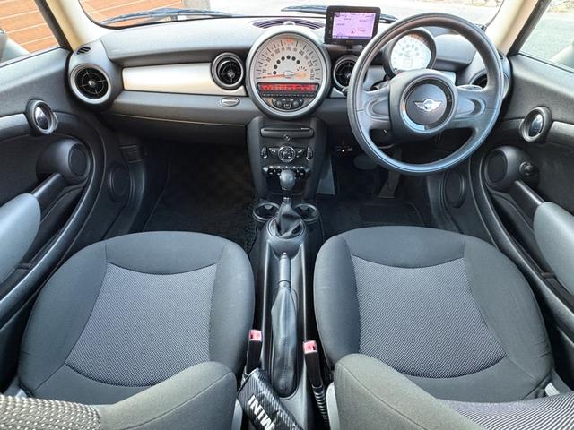 MINI ワン 後期型 車検2年付き 禁煙車 ポータブルナビ 地デジTV(走行中視聴可) CD プライバシーガラス 電動格納ドアミラー ETC フォグライト キーレス スペアキー プッシュスタート 純正アルミホイール(34枚目)