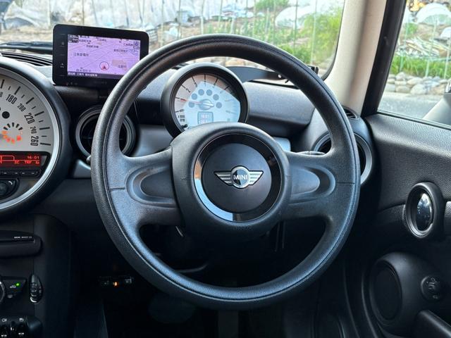 MINI ワン 後期型 車検2年付き 禁煙車 ポータブルナビ 地デジTV(走行中視聴可) CD プライバシーガラス 電動格納ドアミラー ETC フォグライト キーレス スペアキー プッシュスタート 純正アルミホイール(35枚目)