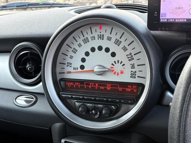 MINI ワン 後期型 車検2年付き 禁煙車 ポータブルナビ 地デジTV(走行中視聴可) CD プライバシーガラス 電動格納ドアミラー ETC フォグライト キーレス スペアキー プッシュスタート 純正アルミホイール(41枚目)