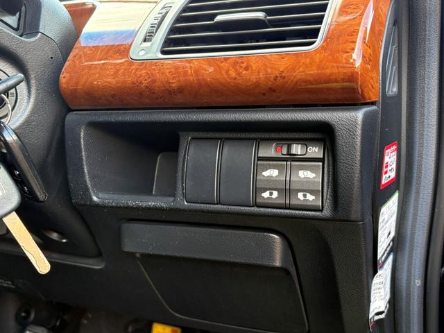 エリシオンプレステージ S HDDナビスペシャルパッケージ 車検2027年3月29日迄 両側電動スライドドア 黒革シート 電動シート シートヒーター バックカメラ 社外18インチアルミホイール HIDヘッドライト フォグライト DVD再生 ETC スペアキー(55枚目)