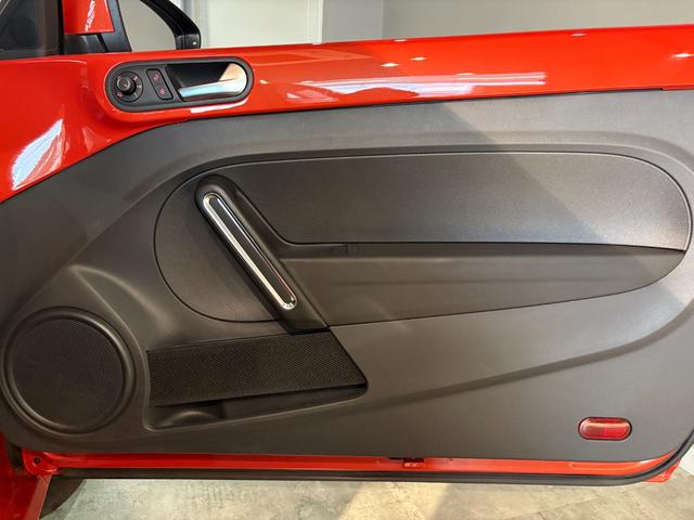 ザ・ビートル デザイン　１オーナー　禁煙車　レザーシート・ナビゲーション・バイキセノンヘッドライトＰＫＧ　ブラックレザー　シートヒーター　ブラインドスポット　リアトラフィックアラート　地デジＴＶ　スマートキー　パドルシフト（25枚目）