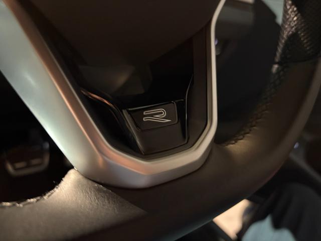 アルテオン ＴＳＩ　４モーション　Ｒラインアドバンス　ラグジュアリーＰＫＧ　パノラマスライディングルーフ　ナパレザーシート　ＨａｒｍａｎＫａｒｄｏｎ　オールインセーフティ　ＡＣＣ　ＤＣＣ　Ｆ／Ｒシートヒーター　禁煙車　純正ナビ　３６０度カメラ　ＨＵＤ（16枚目）