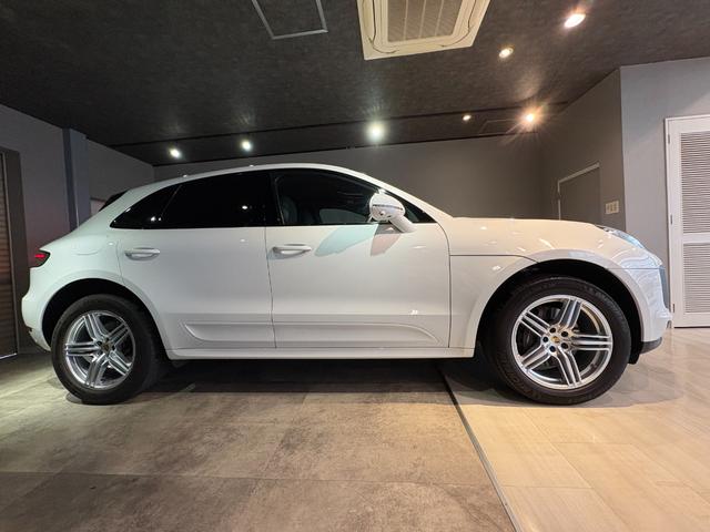 マカン マカン　スポーツクロノ・レザーインテリアＰＫＧ　ＰＡＳＭ　スポーツデザインドアミラー・サイドスカート　ペイントリアセンターエプロン　ＢＯＳＥ　エントリー＆ドライブ　シートヒーター　１９ＡＷ　パワステ＋　禁煙車（2枚目）