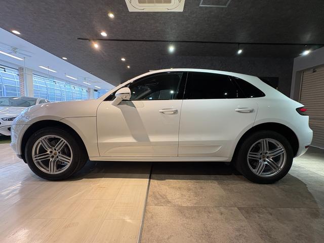 マカン マカン　スポーツクロノ・レザーインテリアＰＫＧ　ＰＡＳＭ　スポーツデザインドアミラー・サイドスカート　ペイントリアセンターエプロン　ＢＯＳＥ　エントリー＆ドライブ　シートヒーター　１９ＡＷ　パワステ＋　禁煙車（6枚目）