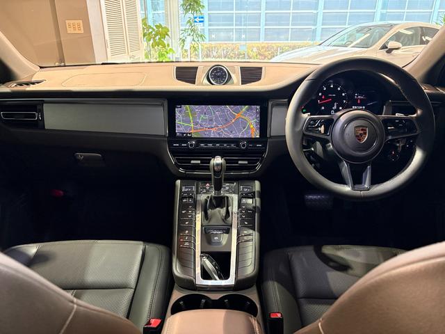 マカン マカン　スポーツクロノ・レザーインテリアＰＫＧ　ＰＡＳＭ　スポーツデザインドアミラー・サイドスカート　ペイントリアセンターエプロン　ＢＯＳＥ　エントリー＆ドライブ　シートヒーター　１９ＡＷ　パワステ＋　禁煙車（9枚目）