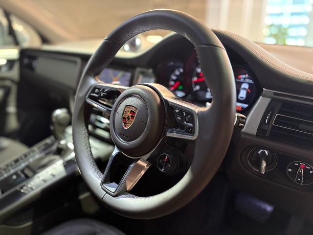 マカン マカン　スポーツクロノ・レザーインテリアＰＫＧ　ＰＡＳＭ　スポーツデザインドアミラー・サイドスカート　ペイントリアセンターエプロン　ＢＯＳＥ　エントリー＆ドライブ　シートヒーター　１９ＡＷ　パワステ＋　禁煙車（12枚目）