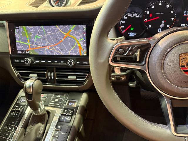 マカン マカン　スポーツクロノ・レザーインテリアＰＫＧ　ＰＡＳＭ　スポーツデザインドアミラー・サイドスカート　ペイントリアセンターエプロン　ＢＯＳＥ　エントリー＆ドライブ　シートヒーター　１９ＡＷ　パワステ＋　禁煙車（13枚目）